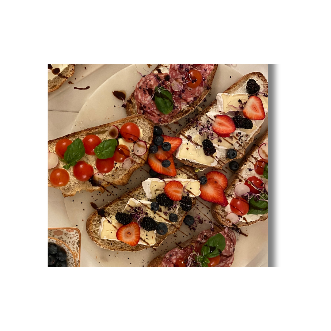 Belegte Brote mit Käutern und frischen Beeren als Catering für einen Kindergeburtstag