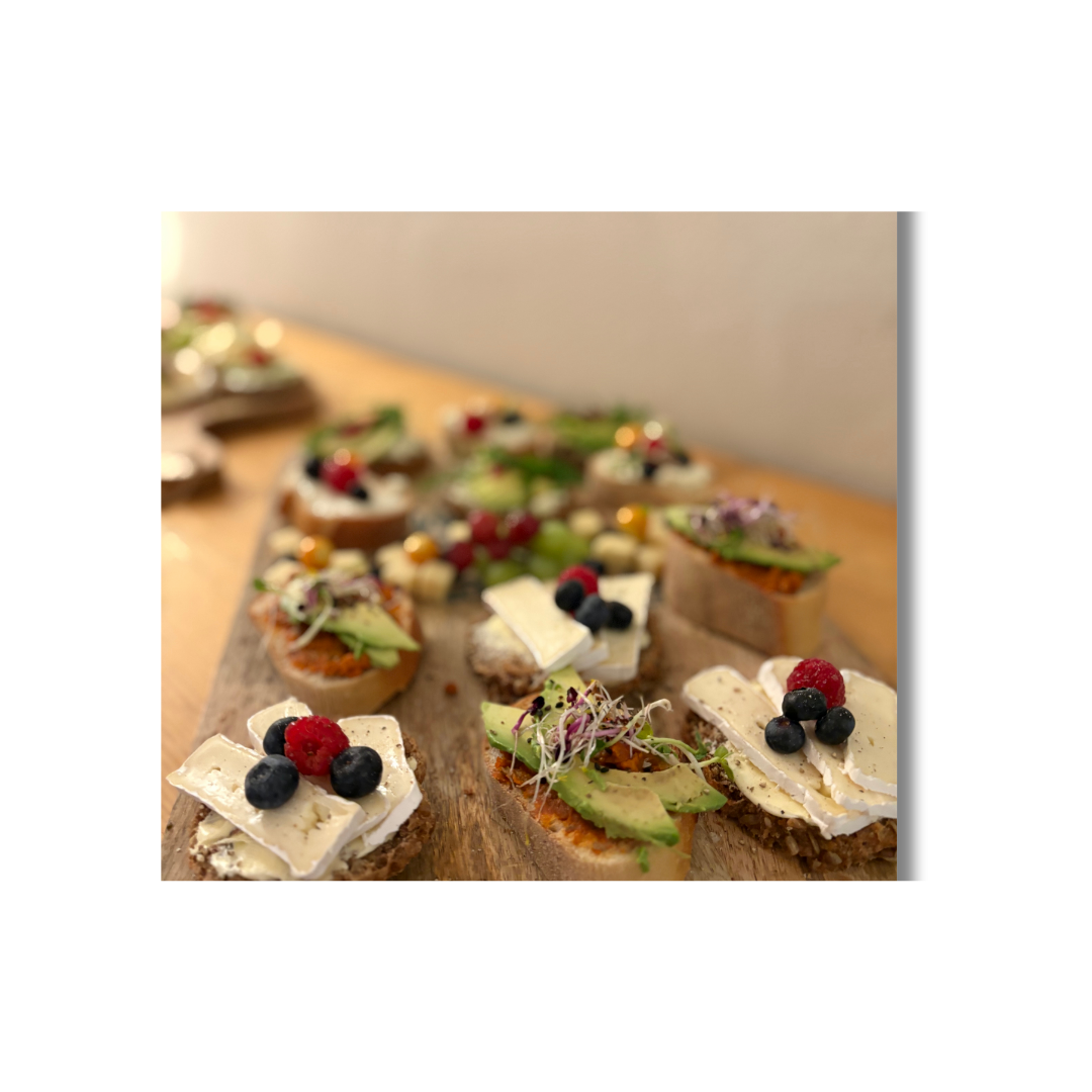 Belegte Canapes mit Käse und Avocado als Catering für einen Kindergeburtstag