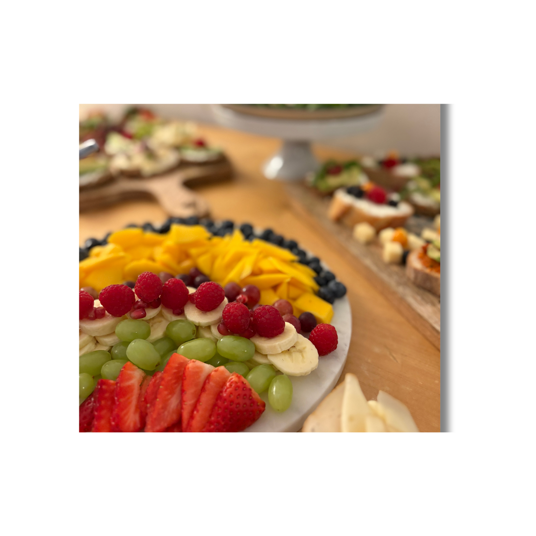 Obstplatte mit verschiedenen frischen Früchten als Catering für einen Kindergeburtstag