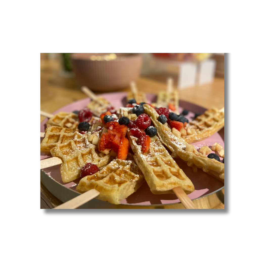 Waffelsticks mit frischen Beeren als Catering für einen Kindergeburtstag