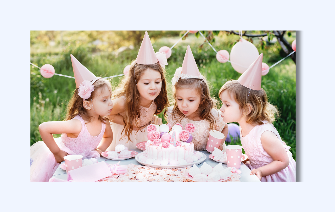 4 Mädchen im Feenkostüm, die im häuslichen Garten Kindergeburtstag feiern