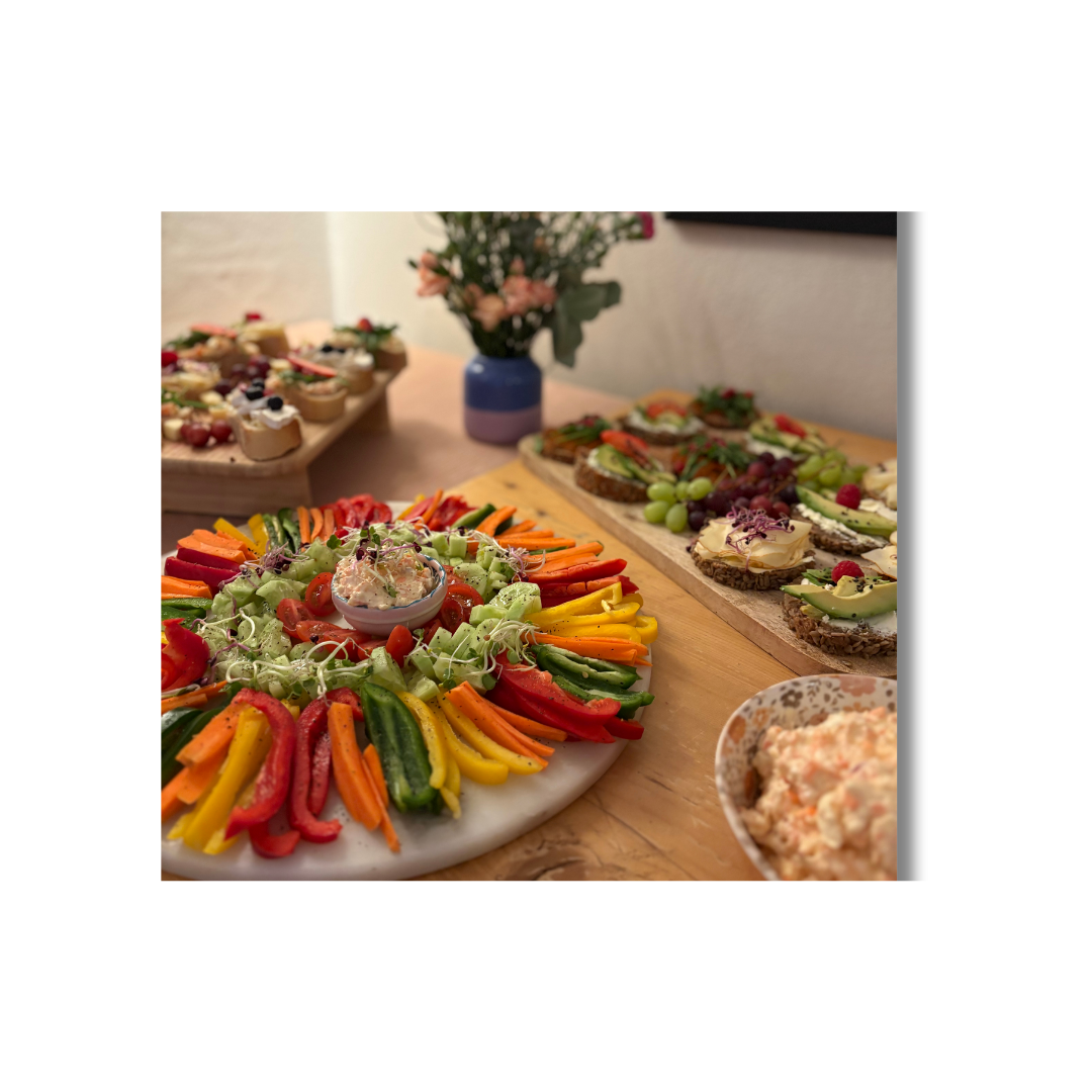 Belegte Canapes und Gemüsesticks als Catering für einen Kindergeburtstag