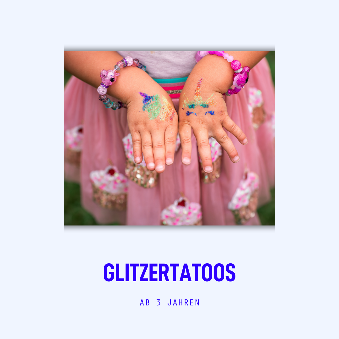 Kinderhände verziert mit selbstgemachten Glitzertatoos als Workshop für einen Kindergeburtstag ab 3 Jahren