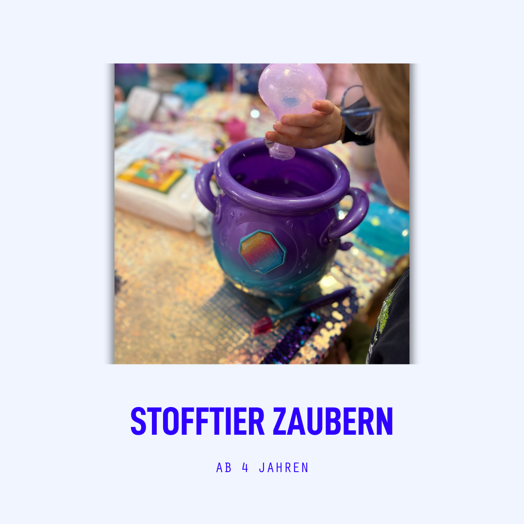 Ein Junge schüttet etwas in einen Zauberkessel, aus dem ein Stofftier gezaubert wird. Als Workshop für einen Kindergeburtstag ab 4 Jahren