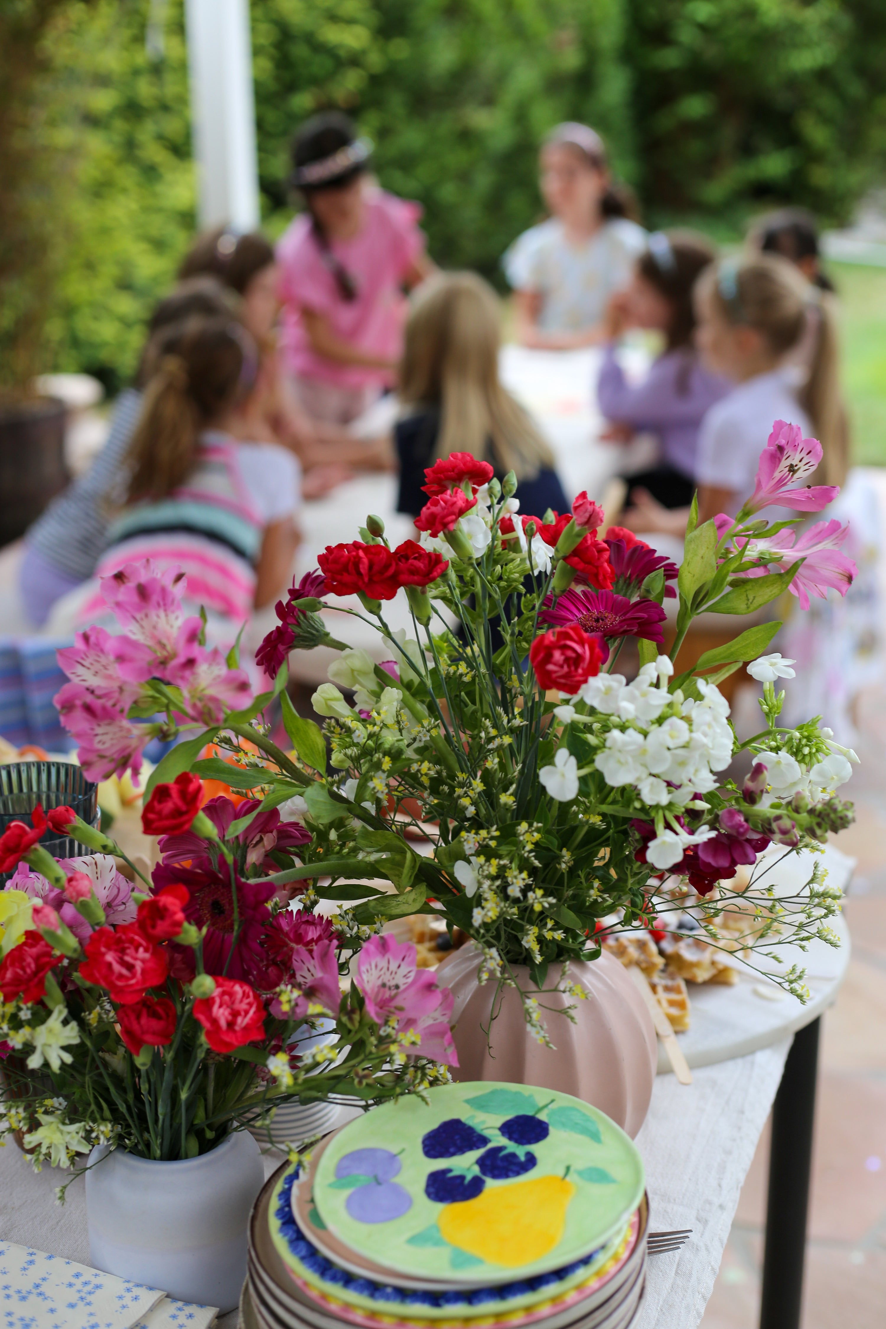Moodbild mit Blumen eines von uns geplanten Kindergeburtstags im Garten in Nürnberg für 7-jährige Mädchen