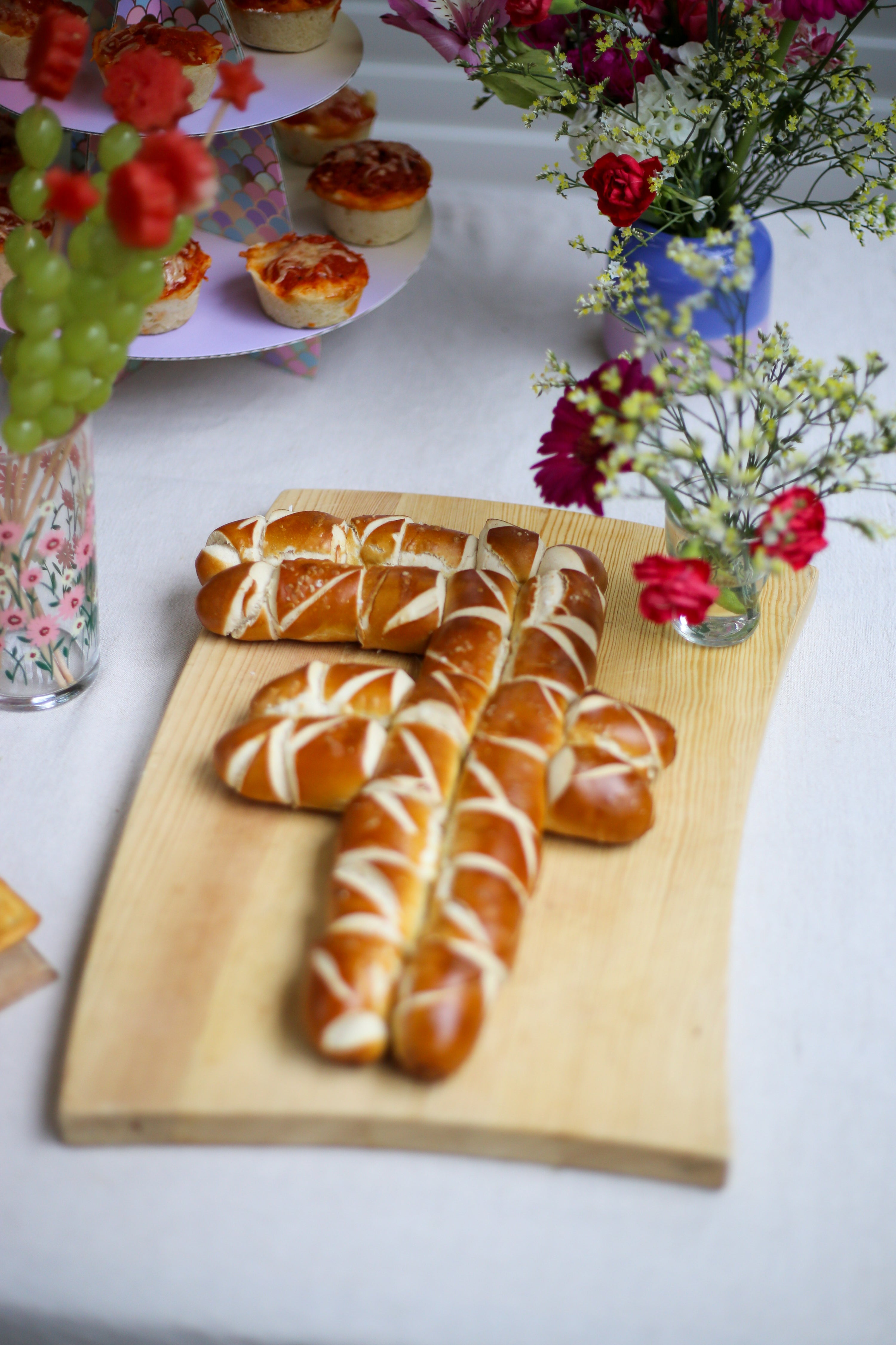 Laugengebäck in Form einer Zahl für ein Catering für einen Kindergeburtstag