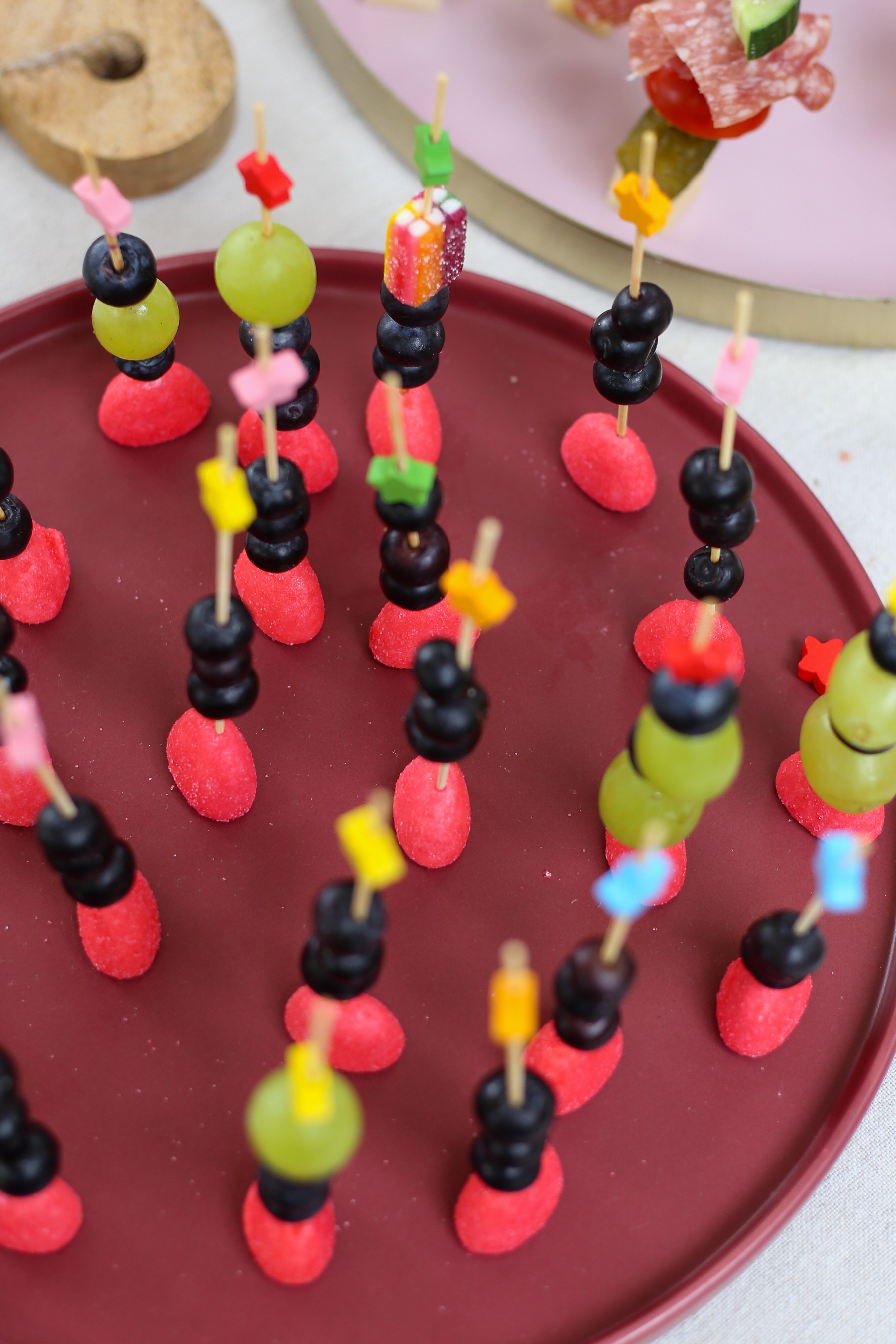 Selbstgemachte Spieße mit Fruchtgummi und frischen Früchten für einen Kindergeburstag in Nürnberg