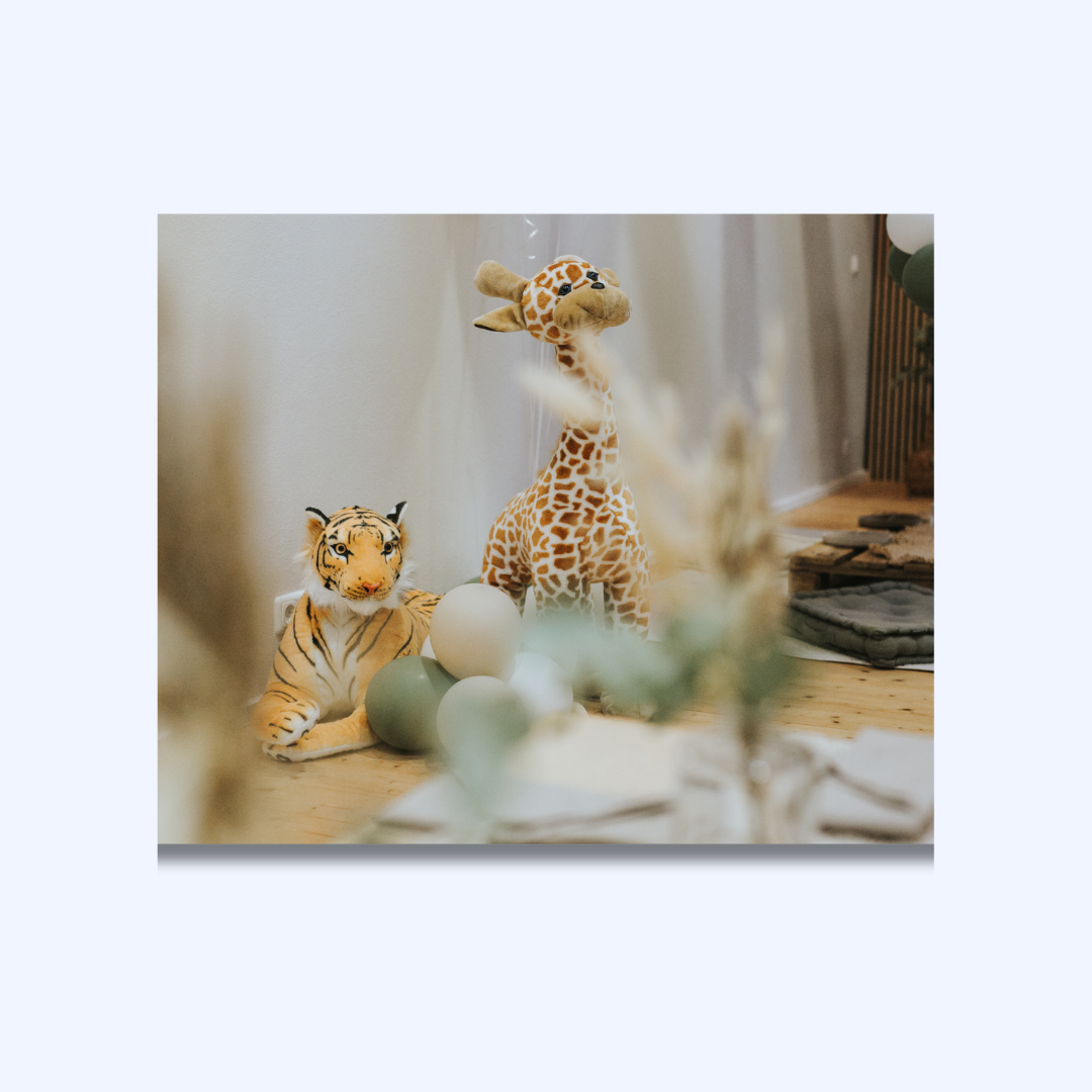 Großer Stofftiger und Stoffgiraffe als Dekoelemente auf einem Kindergeburtstag