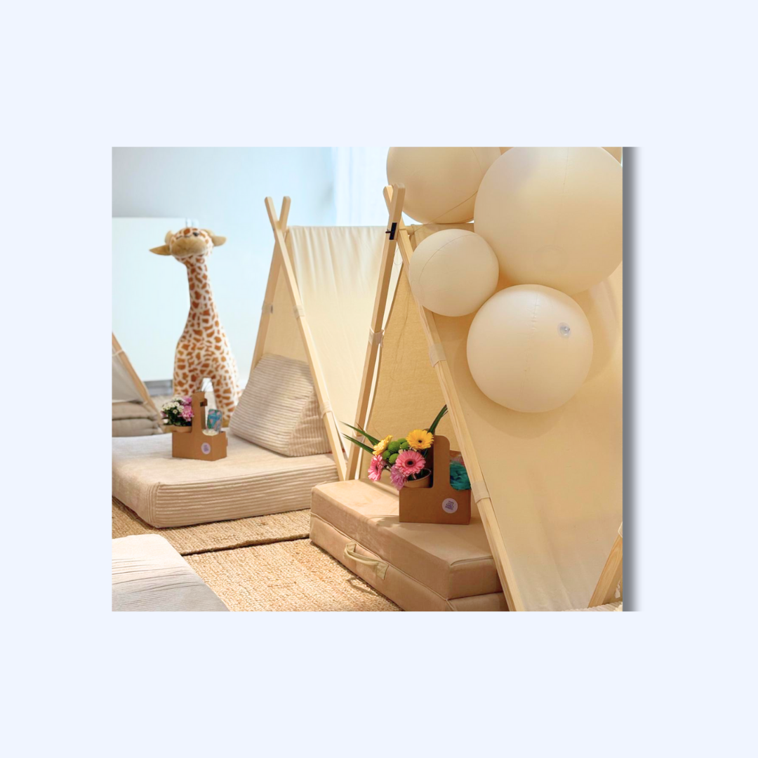 Kleine Zelte mit Polstern und Blumenboxen als Give-away auf einem Kindergeburtstag mit dem Motto Spaparty