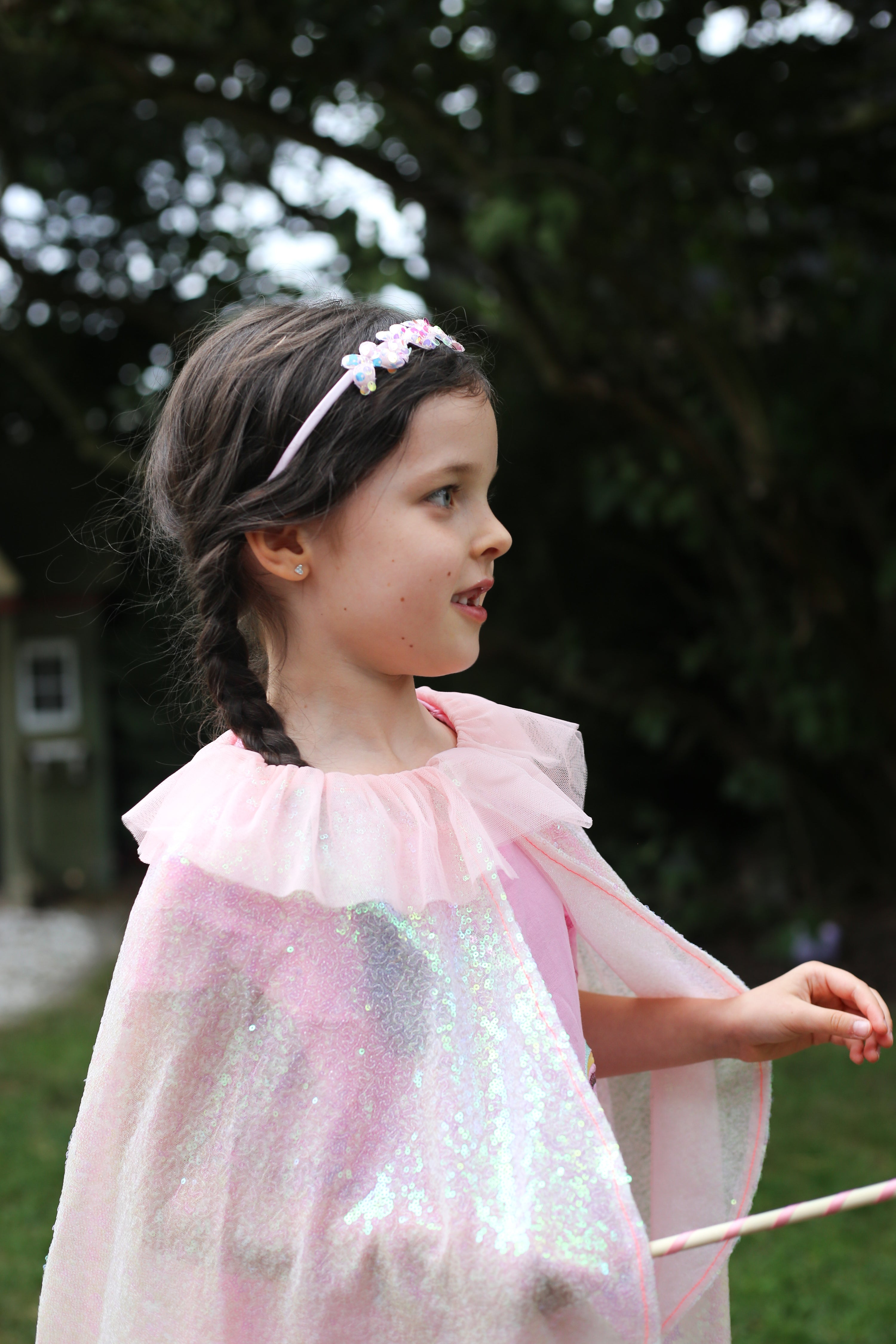 Mädchen mit Feenkostüm und Haarschmuck in Glitzer Optik auf einem Kindergeburtstag, individuell von uns geplant