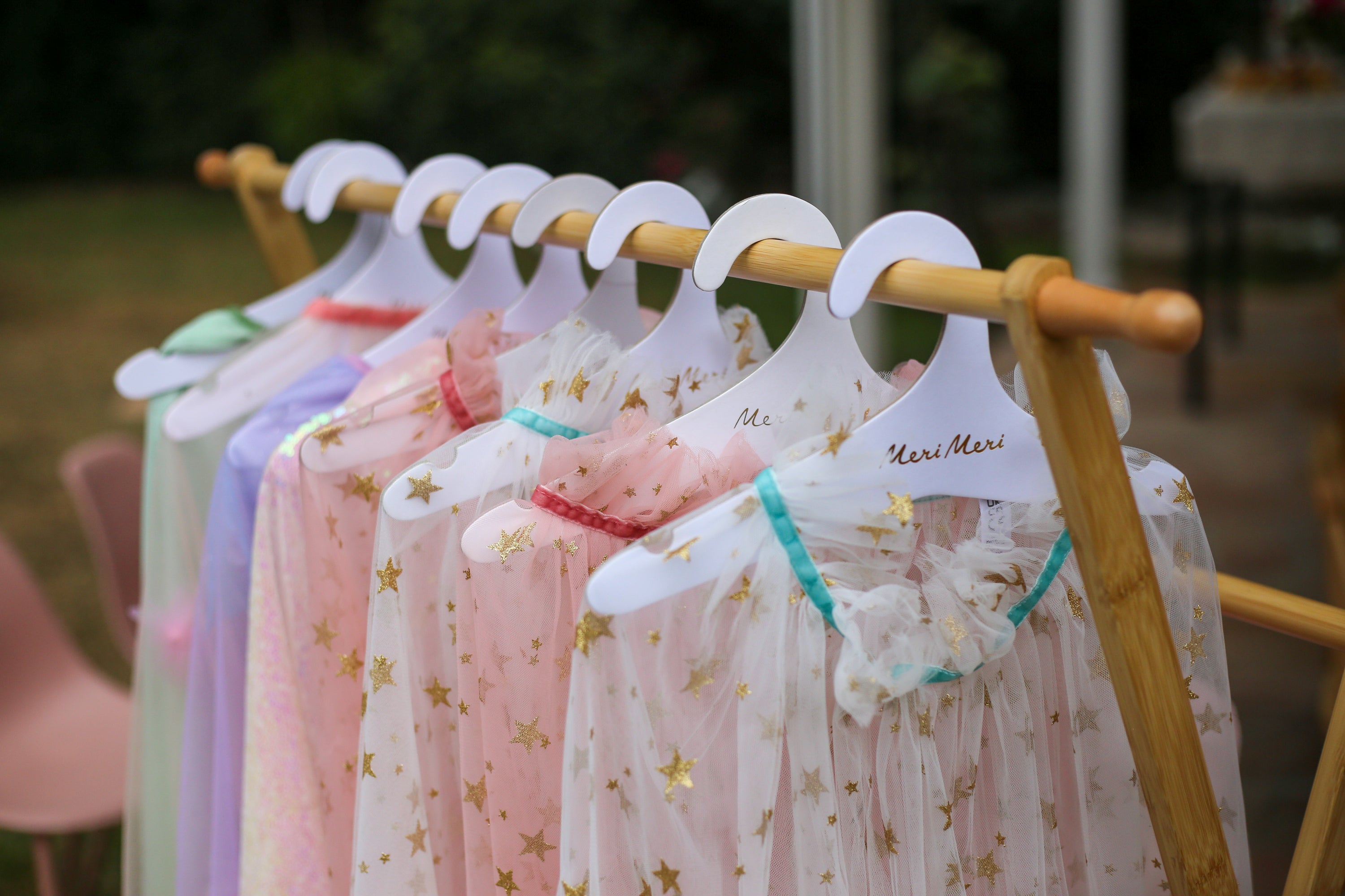 Kleiderständer mit Glitzerumhängen von Meri Meri für eine Mottoparty auf einem Kindergeburtstag
