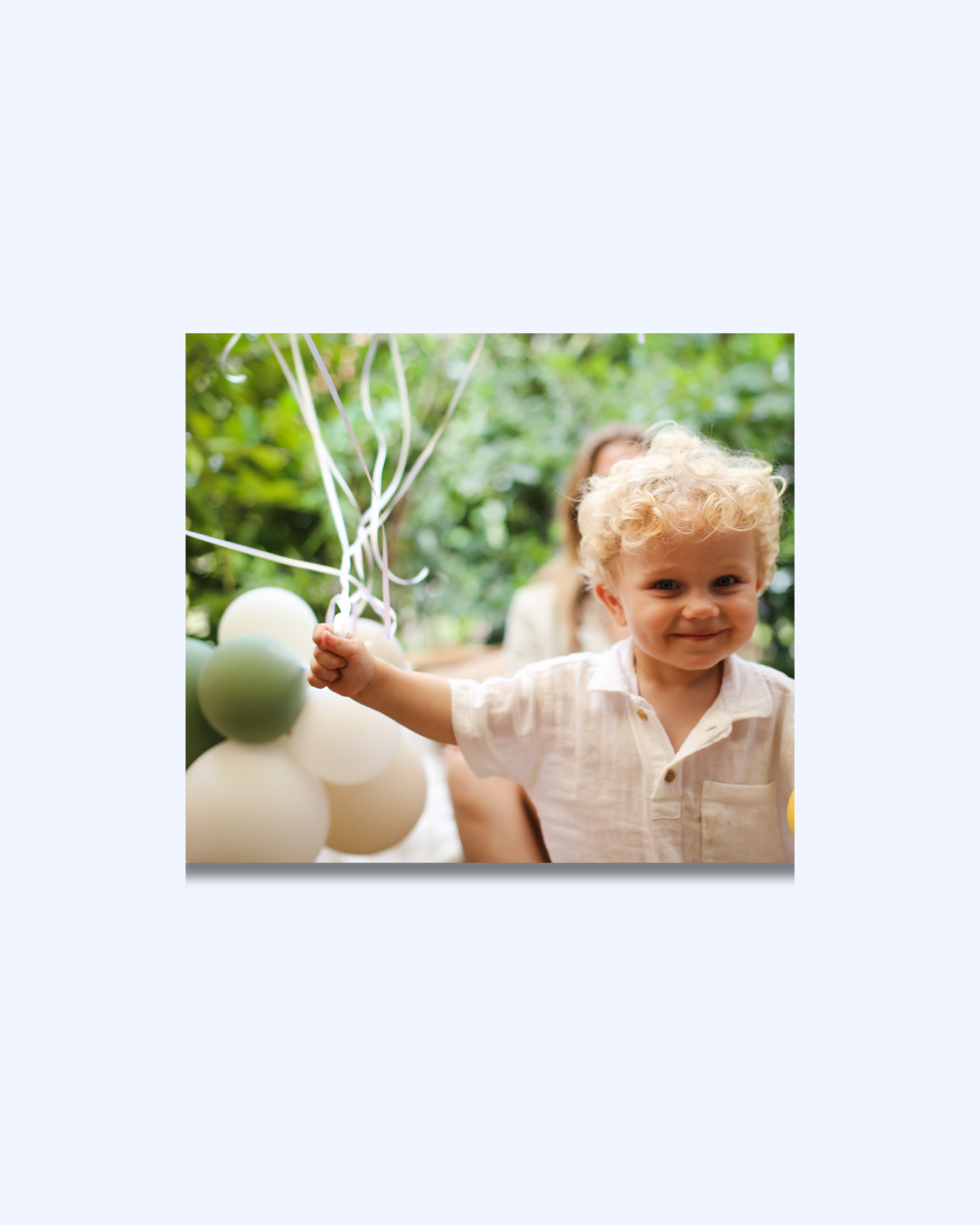 Ein kleiner Junge mit Luftballons als Symbolbild für das Feiern von Kindergeburtstagen zuhause mit gemieteten Accessoires aus dem Studiocafé.