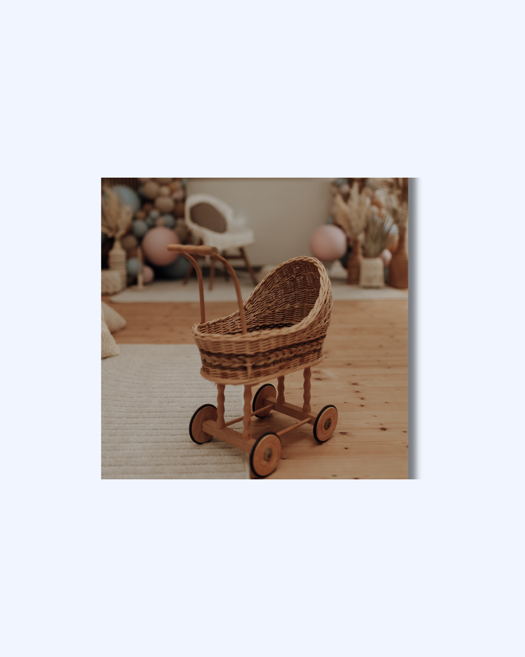 Ein Puppenwagen als Symbolbild für eine Babyparty, die im Studiocafé & Family Events gefeiert werden kann
