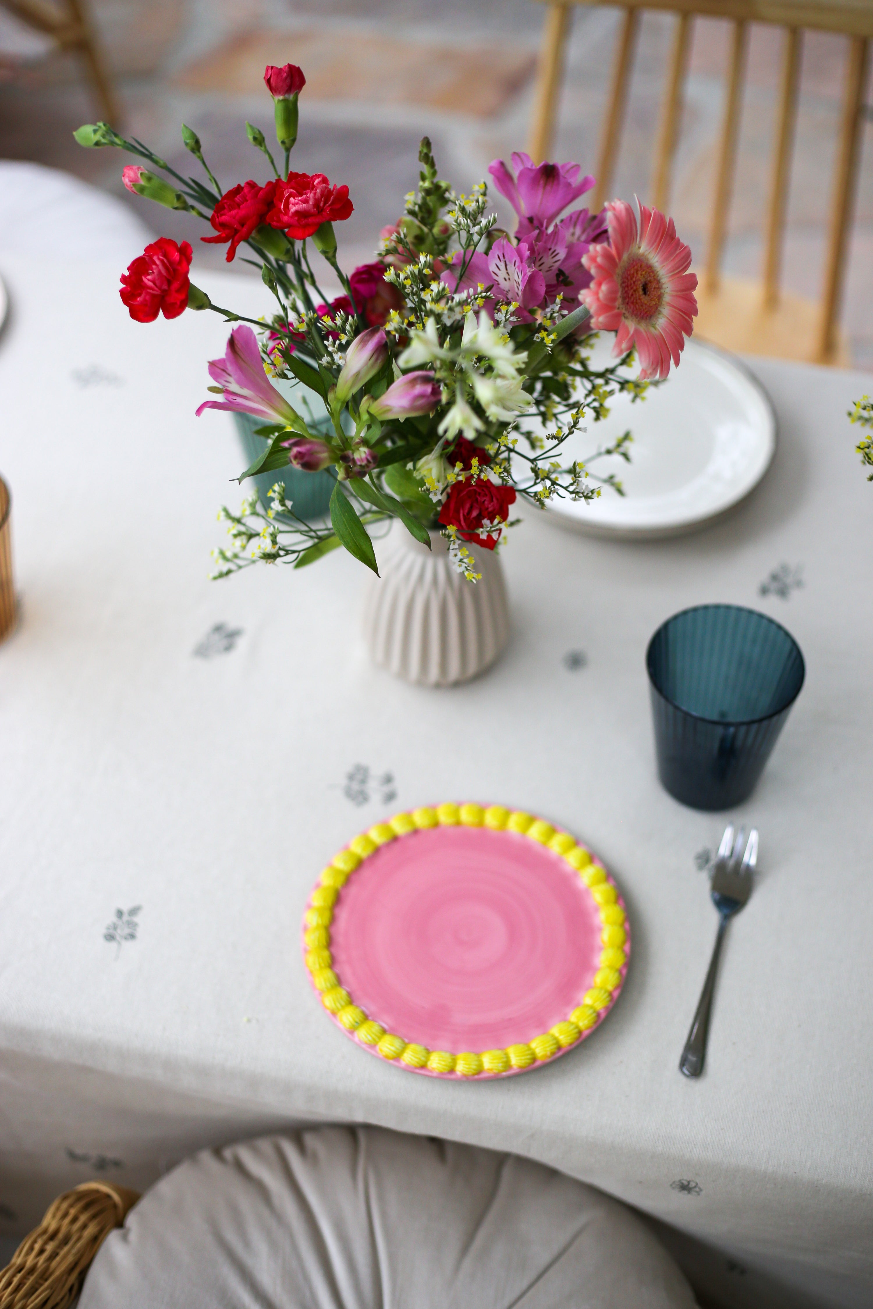 Individuelle Tischdeko für einen Kindergeburtstag mit stilvollen Blumen