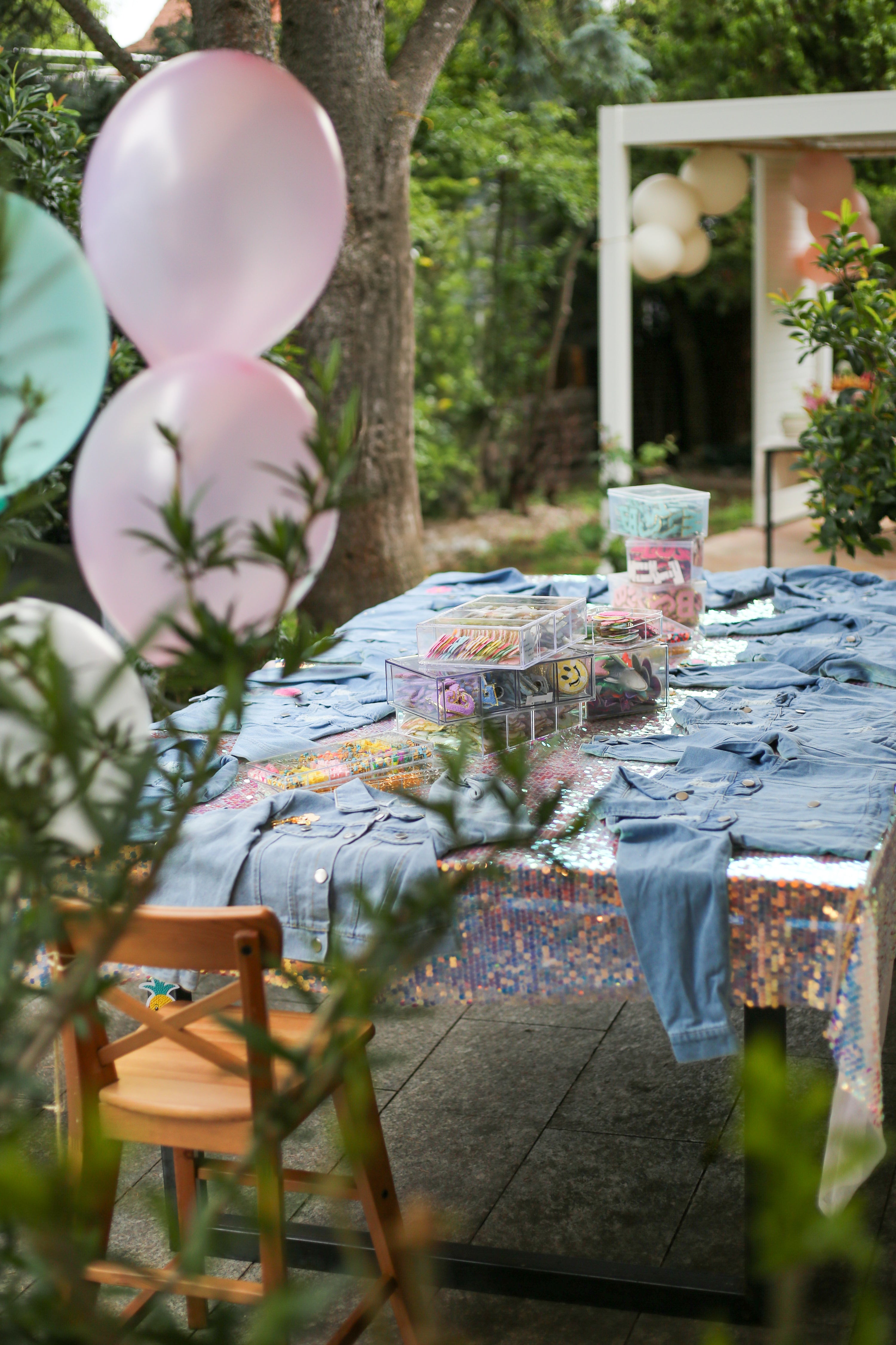Jeansjacken zum Verzieren auf einem Tisch im Rahmen eines Workshops für einen Kindergeburstag für 7-Jährige